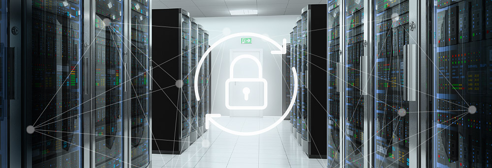Bild eines Serverraums – im Vordergrund eine Netzgrafik und ein Icon in Form eines Sicherheitsschlosses