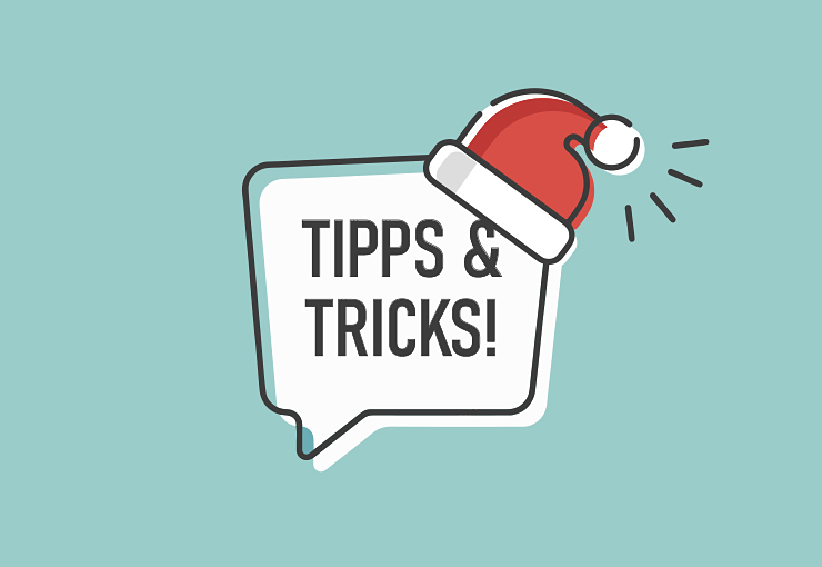 Illustration einer Sprechblase mit der Headline "Tipps & Tricks" – dazu eine rote Weihnachtsmütze und eine rot-weiß-gestreifte Zuckerstange